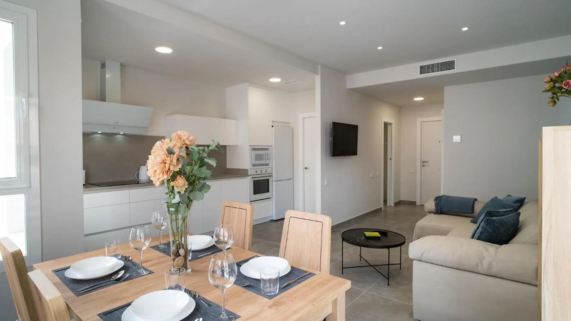 Apartment Aac Malaga - Apartamento Con Terraza, Muy Amplio, Totalmente Equipado, Cerca Del Centro Y Nuevo!